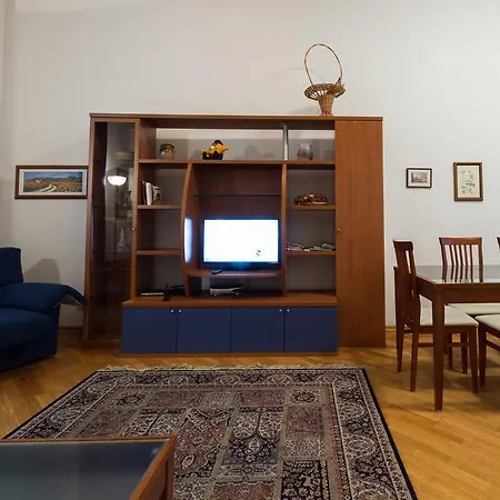 Comfy Palazzo Street Apartment *